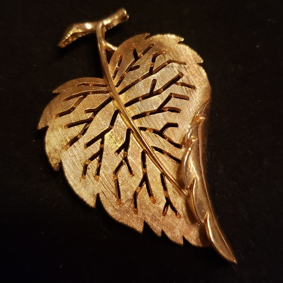 Crown Trifari Signed vintage gold leaf brooch - Picture 1 of 9